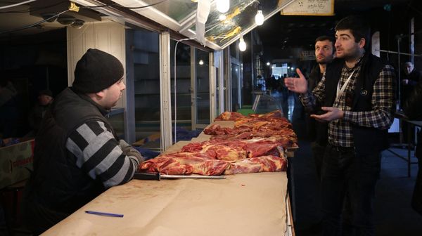 Продажа мяса около Дезертирского рынка - Sputnik Грузия