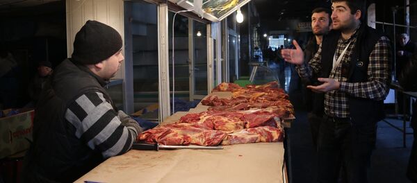 Продажа мяса около Дезертирского рынка - Sputnik Грузия