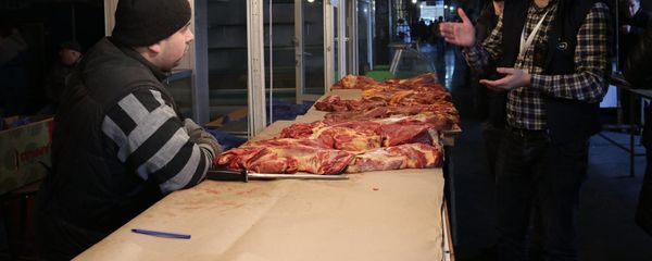Продажа мяса около Дезертирского рынка - Sputnik Грузия