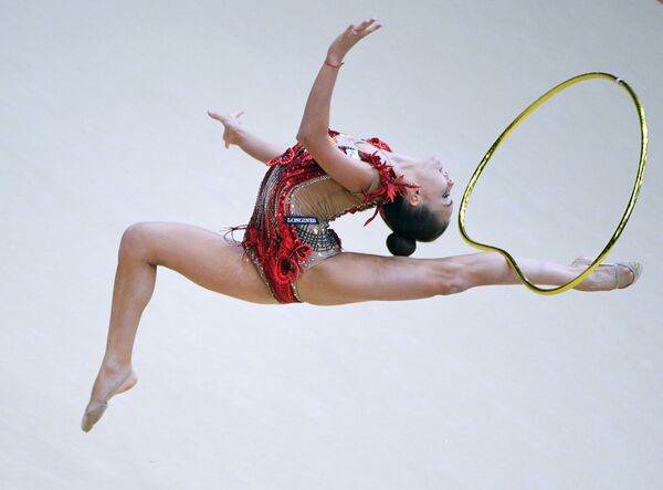 Дина Аверина выполняет упражнение с обручем в финале индивидуальной программы по художественной гимнастике на этапе Гран-при Москвы - Sputnik Грузия