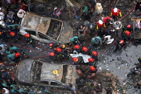 Спасатели работают на месте сгоревшего склада в Дакке, Бангладеш - Sputnik Грузия