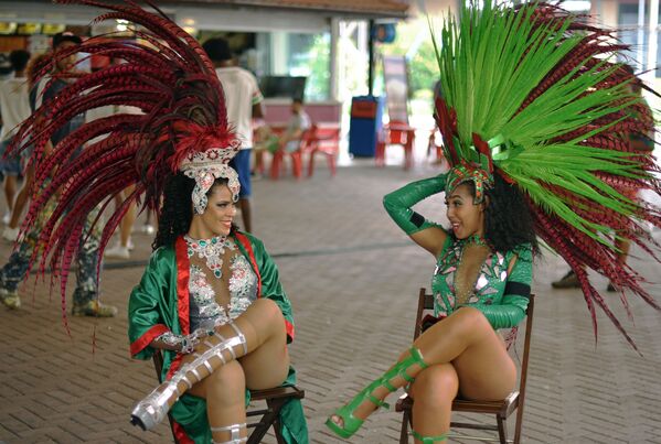 Танцоры самбы из школы самбы Rio Grande Samba беседуют во время перерыва в репетиции в Рио-де-Жанейро - Sputnik Грузия