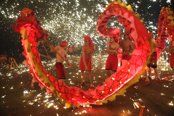 Народные артисты исполняют танец дракона во время Праздника фонарей в Аньшане, Китай - Sputnik Грузия