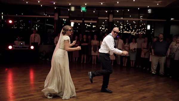 პატარძლის მამის ენერგიული ცეკვა ქორწილში - სახალისო ვიდეო - Sputnik საქართველო