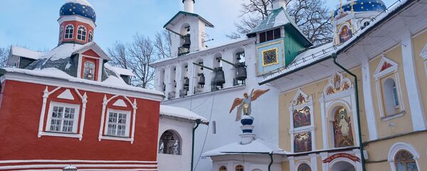 Ризница, звонница и Успенский собор Псково-Печерского монастыря, основанного в середине XV века, в Печорах - Sputnik Грузия