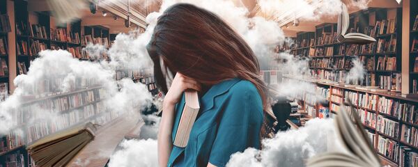 ახალგაზრდა ქალი ბიბლიოთეკაში ახალგაზრდა ქალი ბიბლიოთეკაში - Sputnik საქართველო