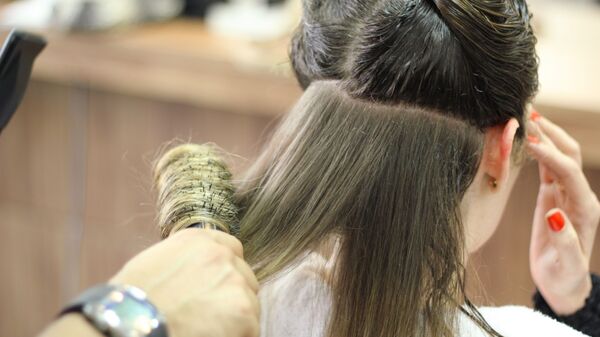 Женщине стригут волосы - Sputnik Грузия