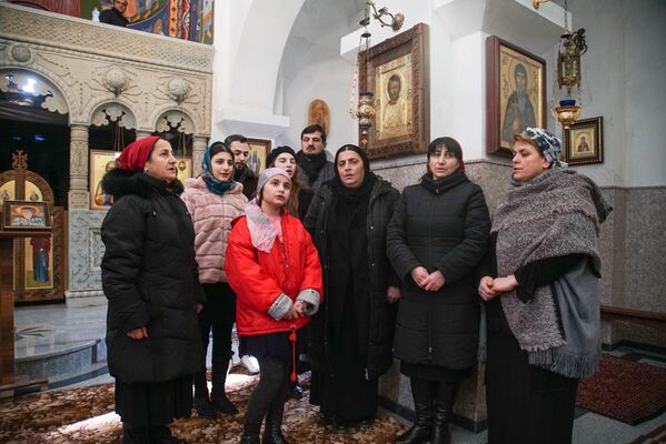 К пению маленькую Теклу привела вера и церковные песнопения, которые она исполняет вместе с бабушкой в одном из тбилисских храмов - Sputnik Грузия