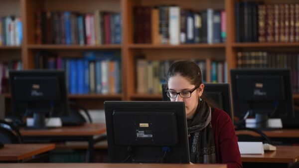 Девушка сидит за компьютером в библиотеке - Sputnik Грузия