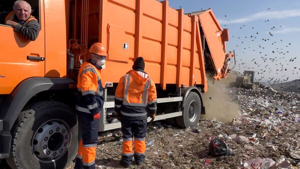 При этом в Тбилиси предложено построить перевалочные пункты, где будет происходить сортировка отходов до распределения на свалку или на перерабатывающие предприятия - Sputnik Грузия