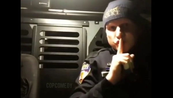 Полицейский подшутил над четвероногим напарником, спящим на службе – видео - Sputnik Грузия