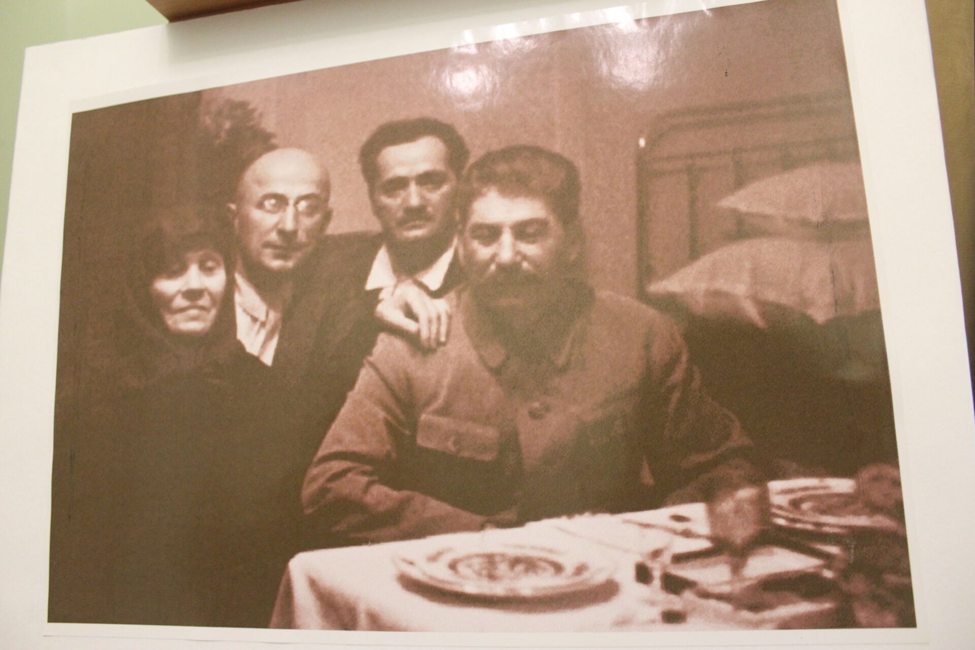 Сталин с матерью, Берия и личным врачом-Николозом Кипшидзе - Sputnik Грузия, 1920, 06.05.2022