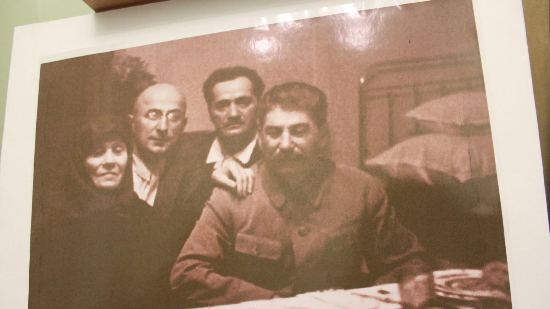 Сталин с матерью, Берия и личным врачом-Николозом Кипшидзе - Sputnik Грузия, 1920, 15.09.2023