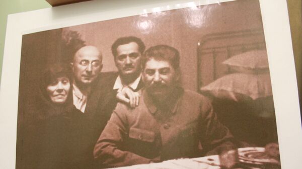 Сталин с матерью, Берия и личным врачом-Николозом Кипшидзе - Sputnik Грузия