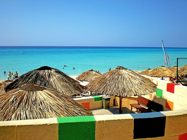 Пляж Varadero - один из самых известных на Кубе. Он находится на окраине шумного курортного города. Varadero считается идеальным местом для семейного отдыха, поскольку песчаный пляж пологий и всегда отлично прогревается - Sputnik Грузия