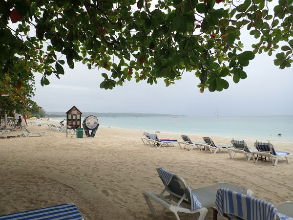 Пляж Seven Mile Beach в Негриле - это классика Карибов. Несомненно это лучший пляж запада Ямайки. Он завоевал популярность в туристической среде благодаря коралловым рифам, до которых от пляжа рукой подать.  В последнее время развитие курортов здесь ограничивается, чтобы сохранить природную красоту Негрила - Sputnik Грузия