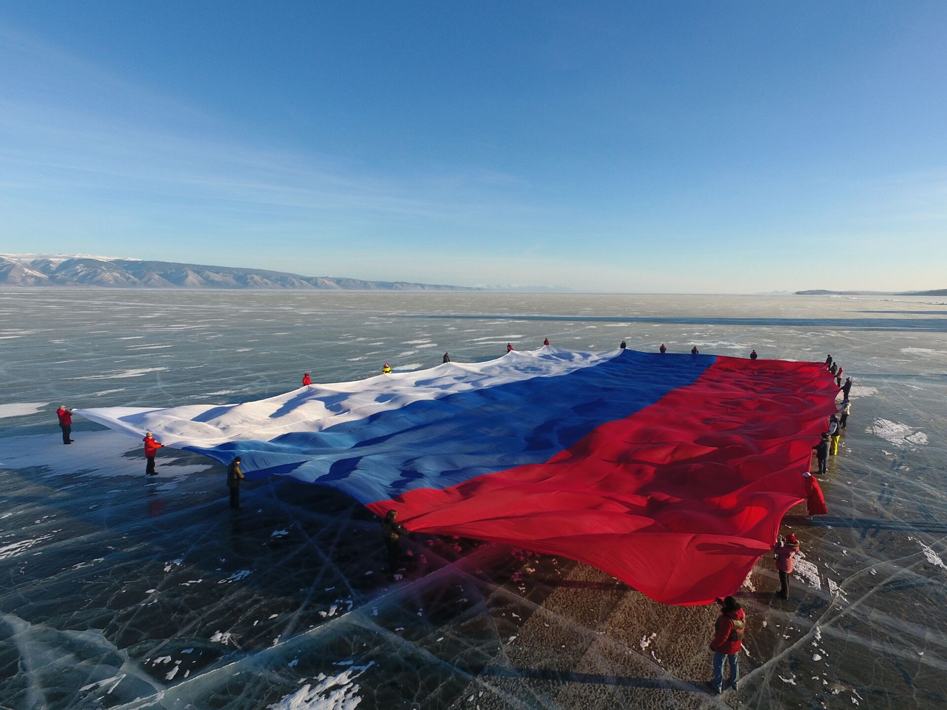 Флаг России развернули на льду Байкала - Sputnik Грузия, 1920, 03.11.2021