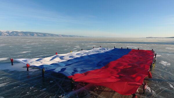 Флаг России развернули на льду Байкала - Sputnik Грузия