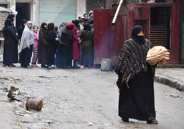Местные жители в очереди за хлебом на одной из улиц в Алеппо, Сирия - Sputnik Грузия