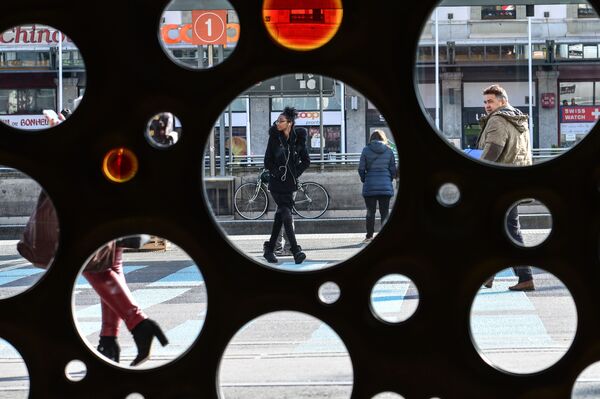 Люди на одной из улиц Женевы - Sputnik Грузия