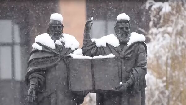 Последний снег зимы выпал крупными хлопьями в Ереване - Sputnik Грузия