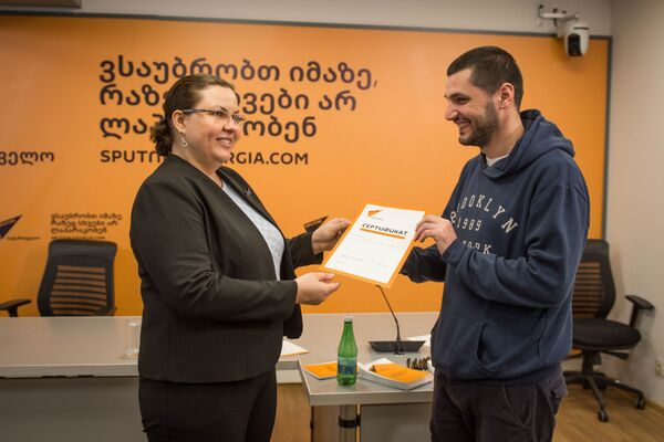 По окончанию мероприятия присутсвующим вручили сертификаты - Sputnik Грузия