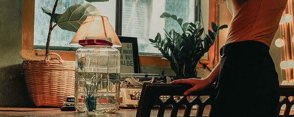 ქალი ფანჯარასთან ქალი ფანჯარასთან - Sputnik საქართველო