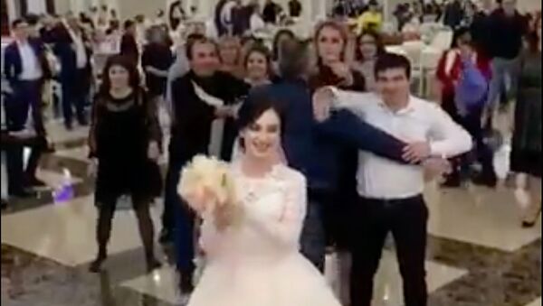 Бой за букет невесты - забавное видео со свадьбы - Sputnik Грузия