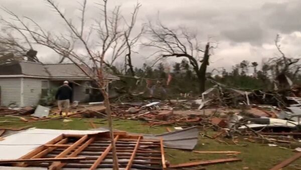 Последствия разрушительного торнадо в Алабаме - видео с места бедствия - Sputnik Грузия