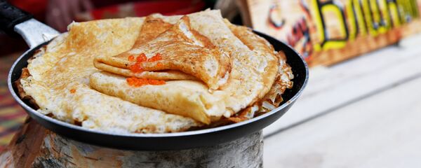 Блины с красной икрой приготовленные на масленичной ярмарке - Sputnik Грузия