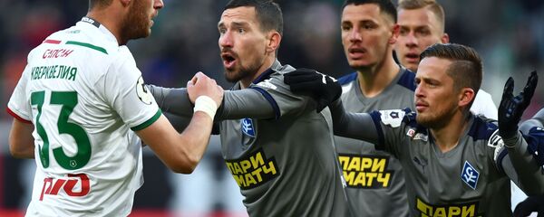 Игрок ФК Локомотив Соломон Кверквелия и игрок ФК Крылья Советов Джано Ананидзе - Sputnik Грузия