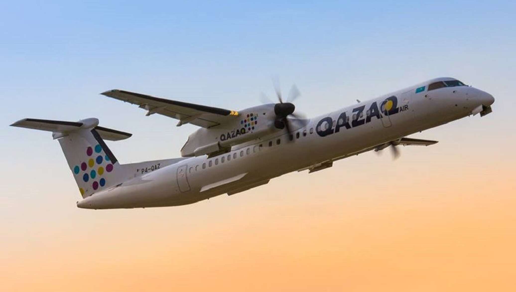 Qazaq air. Qazaq Air самолеты. Бомбардье самолет Qazaq Air. Авиакомпания казак Эйр. Казахские авиалинии Qazaq Air.