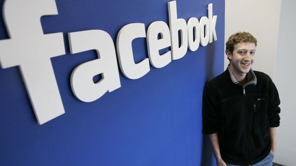 მარკ ცუკერბერგი Facebook-ის ლოგოს ფონზე - Sputnik საქართველო