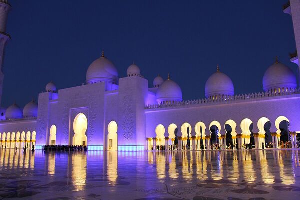 Одна из шести самых больших мечетей в мире - Мечеть шейха Зайда. Расположена в Абу-Даби, столице Объединенных Арабских Эмиратов. Названа в честь шейха Зайда ибн Султана ан-Нахайяна – основателя и первого президента ОАЭ - Sputnik Грузия