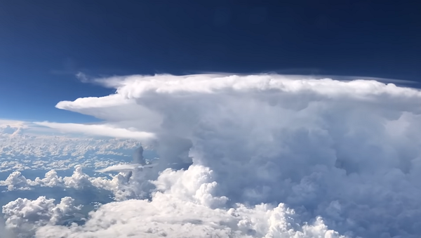 Как выглядит шторм из летящего самолета – завораживающее видео - Sputnik Грузия