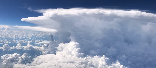 Как выглядит шторм из летящего самолета – завораживающее видео - Sputnik Грузия