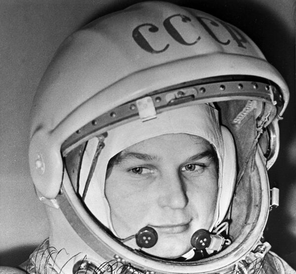 Летчик-космонавт СССР Валентина Терешкова – первая в мире женщина, которая сумела добраться до космоса, и единственная, сделавшая это в одиночку - Sputnik Грузия