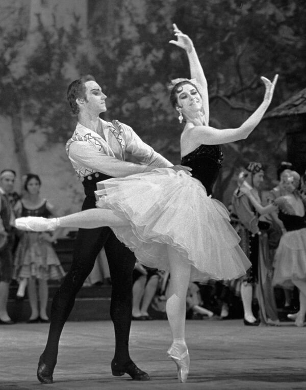 Майя Плисецкая легенда мирового балета, экспериментатор и суперзвезда. Плисецкая значительно повысила планку для балерин по всему миру и неизменно собирала полные залы публики - Sputnik Грузия