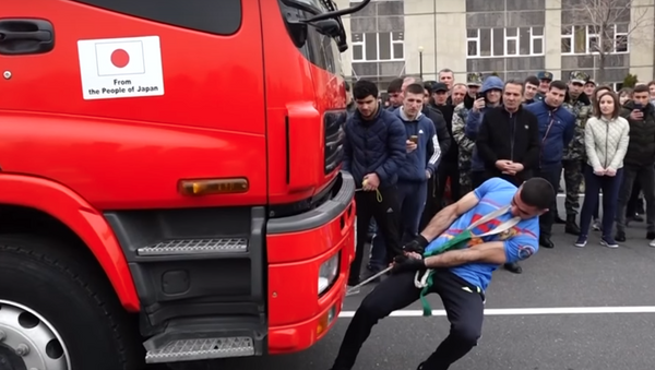 Армянский студент протащил зубами 25 тонный грузовик - Sputnik Грузия