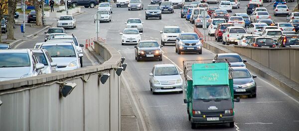 ავტომობილების მოძრაობა სანაპიროზე ავტომობილების მოძრაობა სანაპიროზე - Sputnik საქართველო
