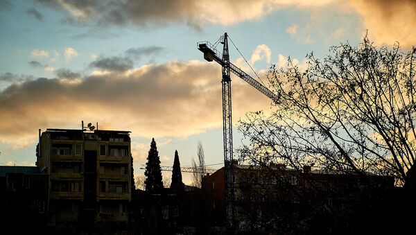 Подъемный кран. Строительство нового жилого дома в столице Грузии - Sputnik Грузия