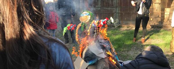 Горящее чучело на Масленицу - Sputnik Грузия