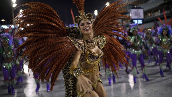 Девушка из школы самбы Grande Rio выступает в первый вечер карнавала в Рио-де-Жанейро, Бразилия - Sputnik Грузия