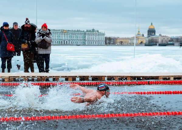 Участник соревнований Кубка Большой Невы по зимнему плаванию в Санкт-Петербурге - Sputnik Грузия