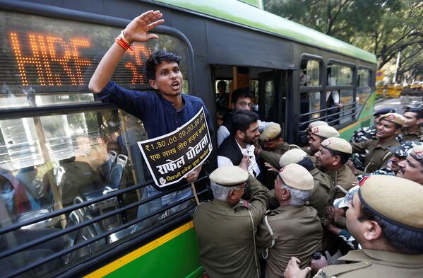 Задержание активистов во время акции протеста с требованием отставки премьер-министра Индии Нарендры Моди и министра обороны Нирмалы Ситхараман по обвинениям в коррупции в сделке по истребителям с Францией в Нью-Дели - Sputnik Грузия