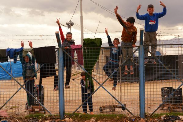 Дети в лагере беженцев из Сирии и из других районов Ирака Барика около города Сулеймания, Ирак - Sputnik Грузия