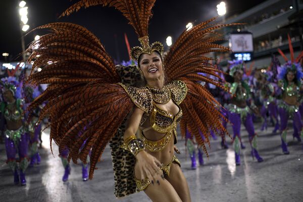 Девушка из школы самбы Grande Rio выступает в первый вечре карнавала в Рио-де-Жанейро, Бразилия - Sputnik Грузия