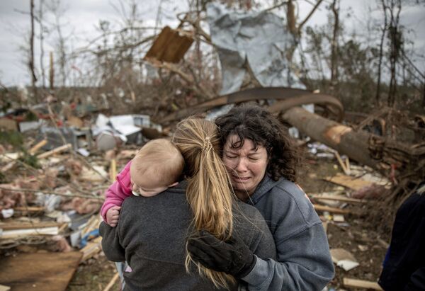 Семья плачет на руинах дома, разрушенного торнадо, Борегард, штат Алабама - Sputnik Грузия