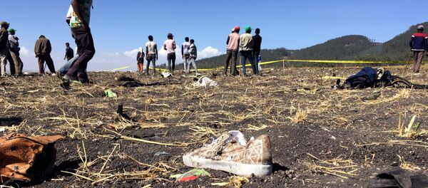 Люди идут по месту крушения самолета рейса ET 302 эфиопских авиалиний, недалеко от города Бишофту, к юго-востоку от Аддис-Абебы - Sputnik Грузия