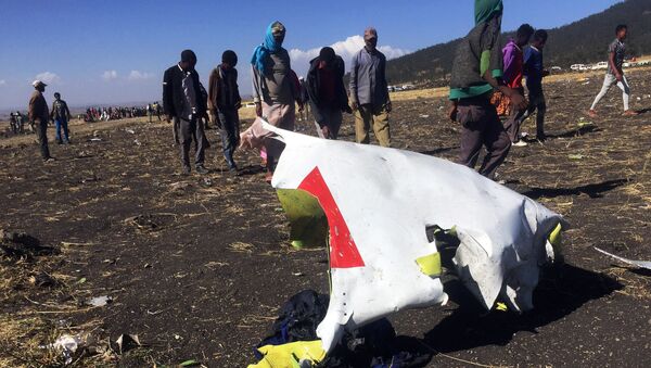 Люди идут по месту крушения самолета рейса ET 302 эфиопских авиалиний, недалеко от города Бишофту, к юго-востоку от Аддис-Абебы - Sputnik Грузия